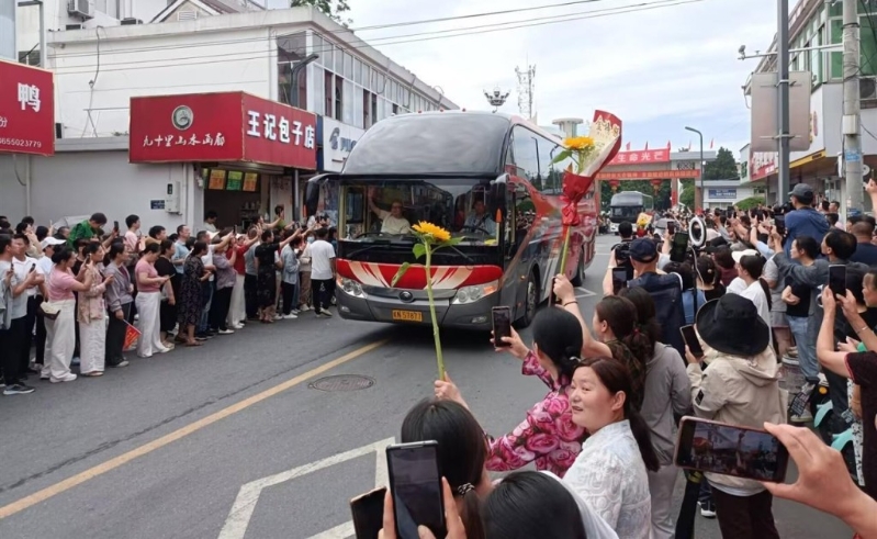 毛坦厂中学送考“名场面”再现。